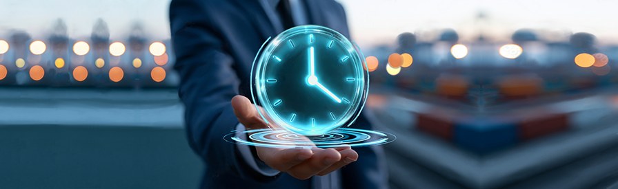 Orologio digitale sul palmo della mano: puntualità nei trasporti